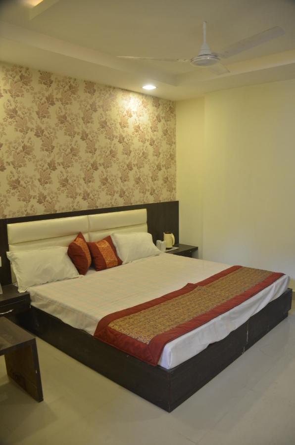Hotel Krishna Galaxy Канпур Екстер'єр фото